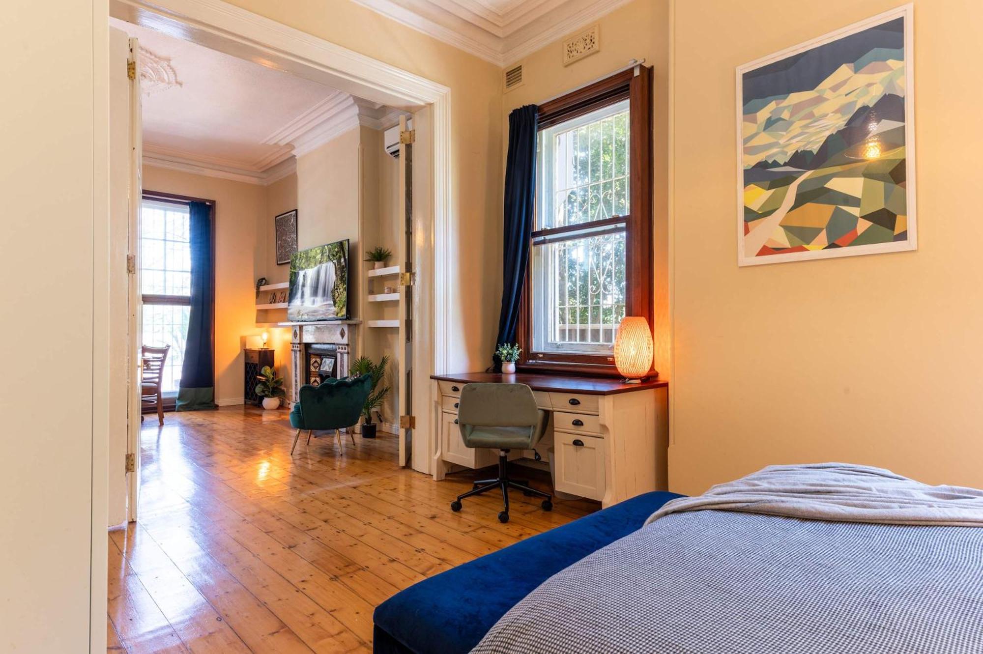 Peaceful And Stylish Petersham Aparttment With Parking Apartment